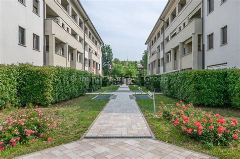 viale ugo foscolo monza